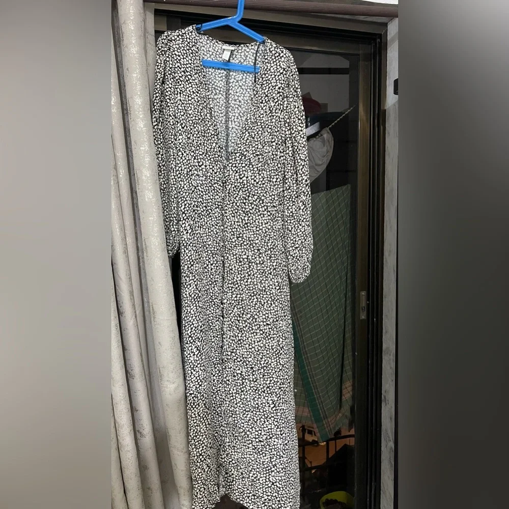 Partywear maxi dress with from slit and buttons - Picture 2 of 3